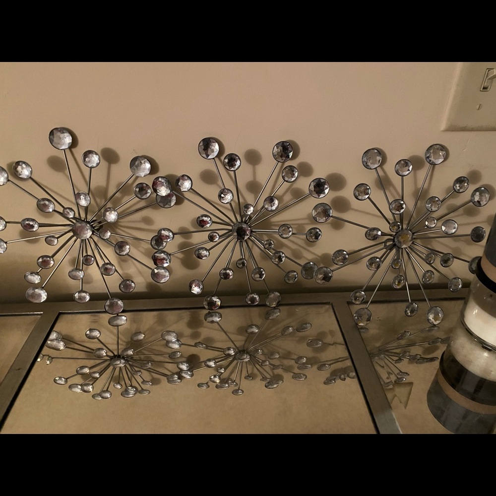 Wall hanging accents